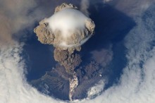 火山が噴火する写真