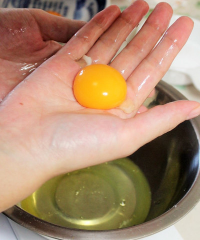 卵の黄身と白身を分ける方法